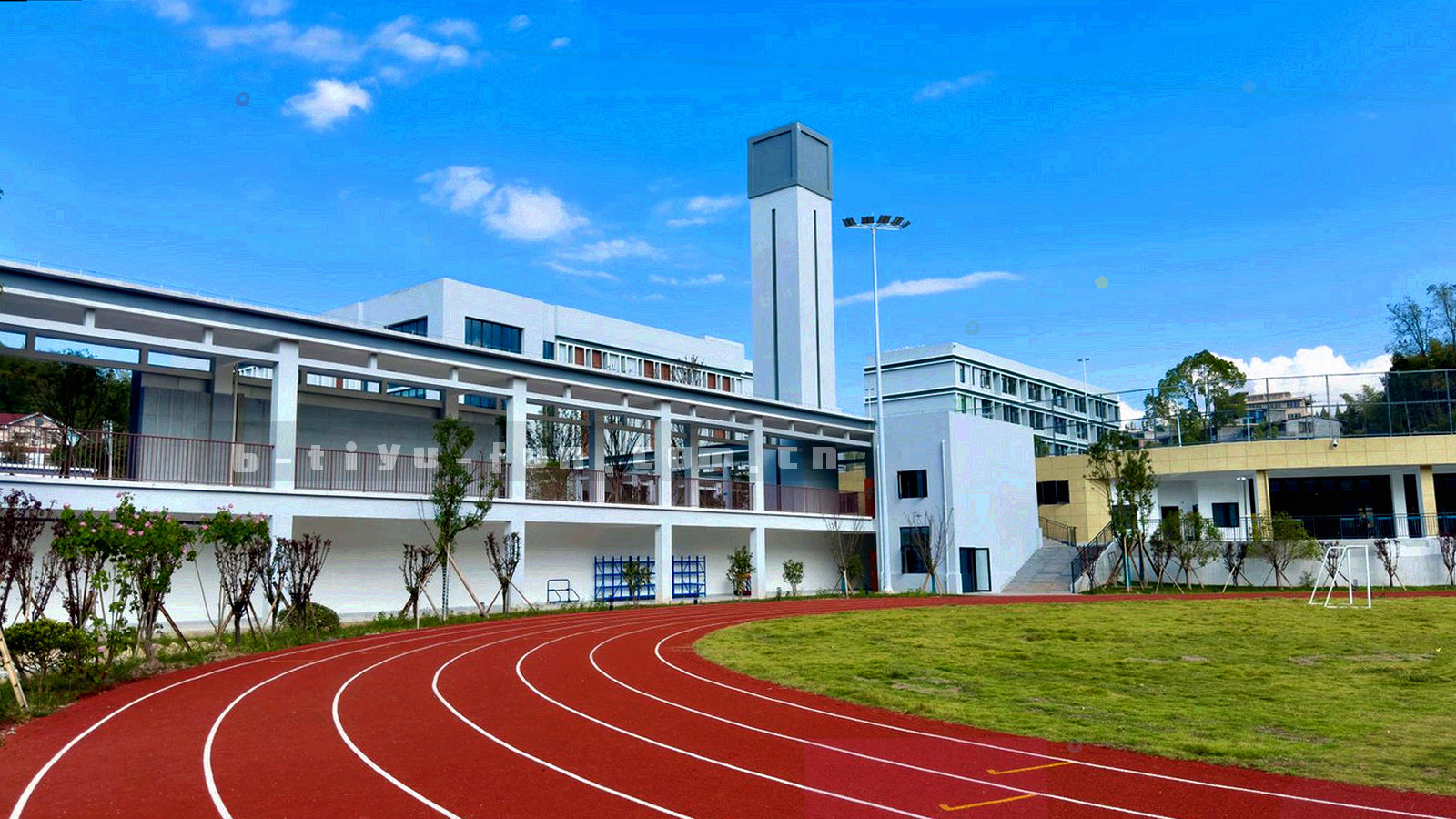 暗场中被聚光灯照亮的看台与灯柱，画面以深蓝为主，暖光集中在一角